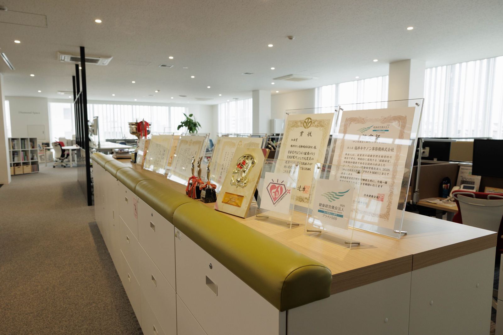 表彰状や認定証が並ぶコーナー